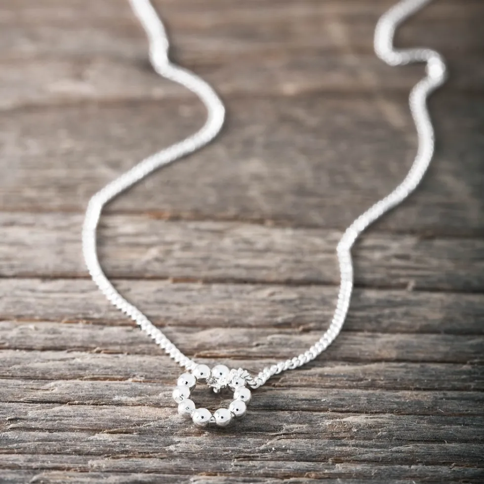 silverhalsband_cirkel_m_p_0.webp New Faith Silverhalsband cirkel m pluppar