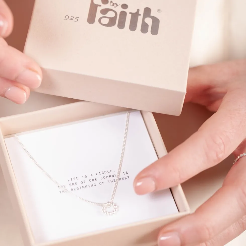 silverhalsband_cirkel_m_p_1.webp New Faith Silverhalsband cirkel m pluppar