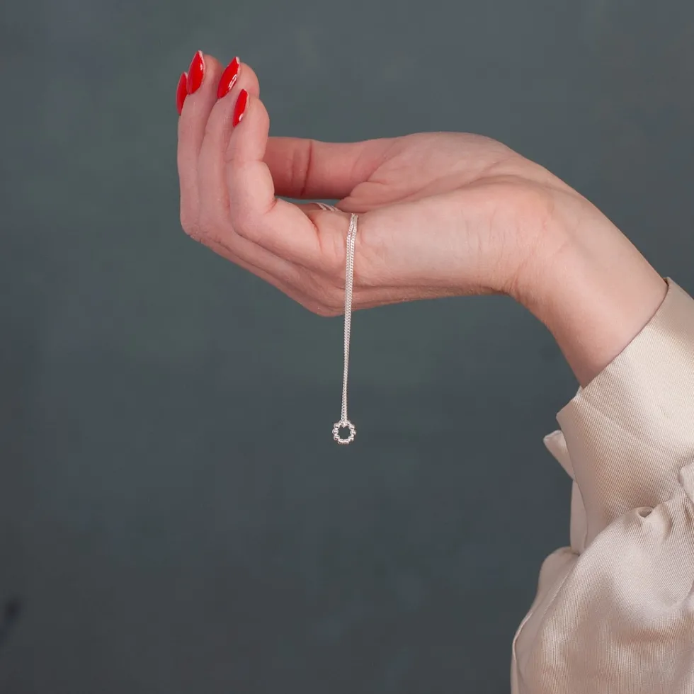 silverhalsband_cirkel_m_p_2.webp New Faith Silverhalsband cirkel m pluppar