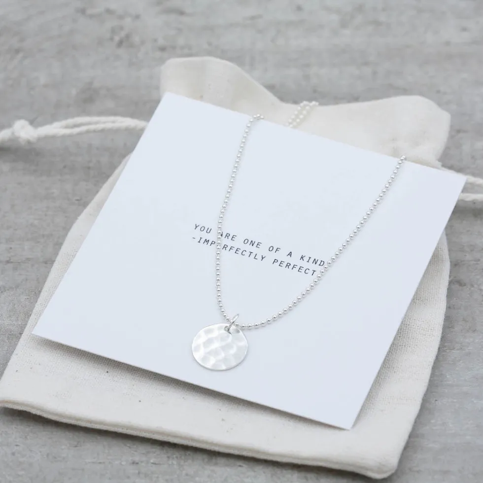 silverhalsband_hamrad_bri_2.webp Discount Faith Silverhalsband hamrad bricka