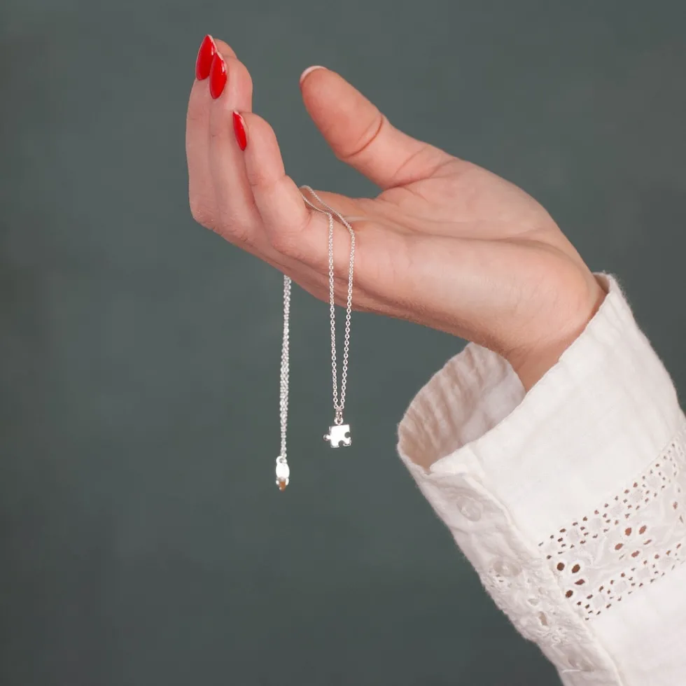 silverhalsband_liten_puss_1.webp Fashion Faith Silverhalsband liten pusselbit