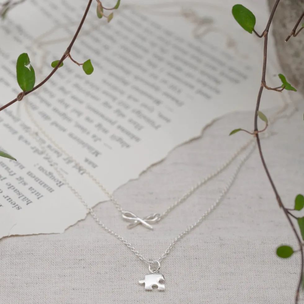 silverhalsband_liten_puss_3.webp Fashion Faith Silverhalsband liten pusselbit