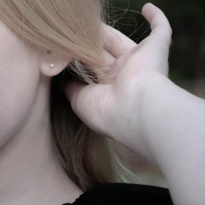 Clearance Faith Silverörhängen litet bulligt hjärta