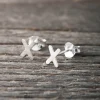 Discount Faith Silverörhängen litet kryss