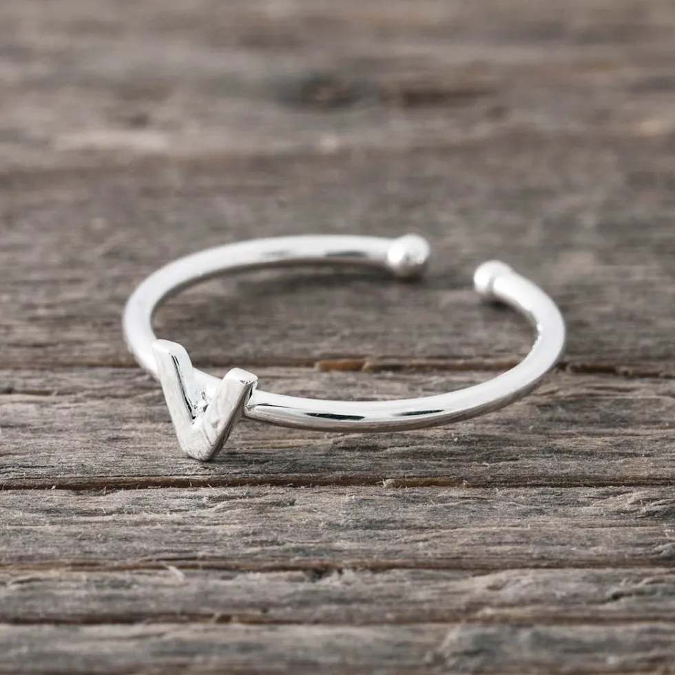 silverring_bokstav_v_0.webp Discount Faith Silverring bokstav V